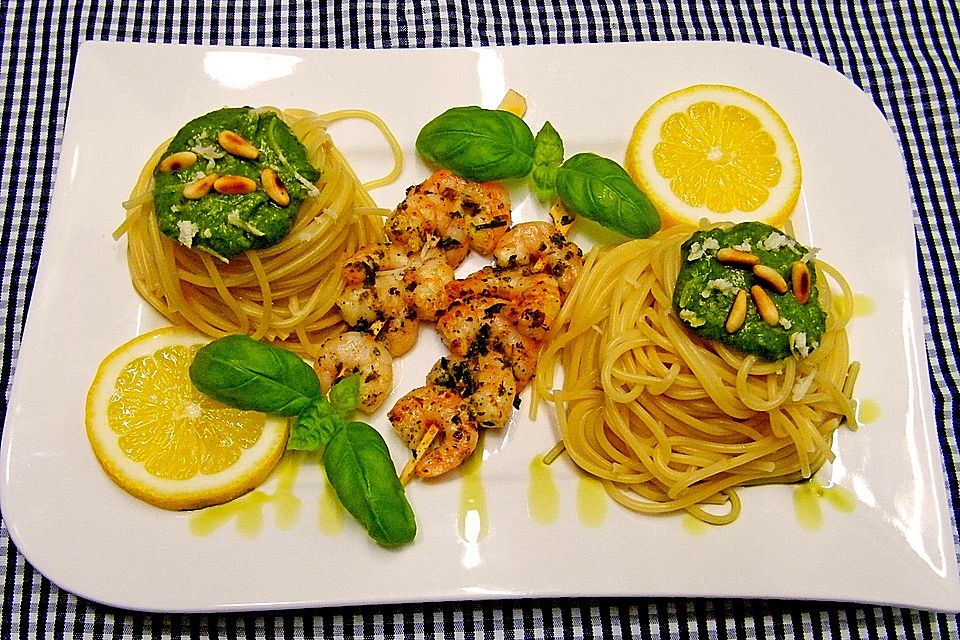 Nudeln mit grünem Pesto und gebratenen Shrimps