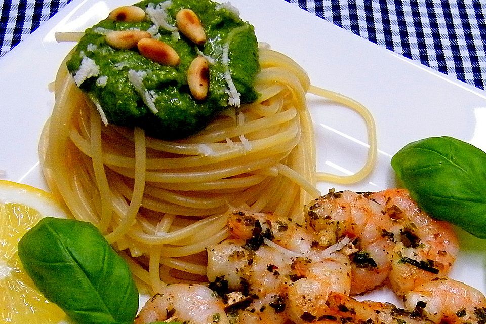 Nudeln mit grünem Pesto und gebratenen Shrimps