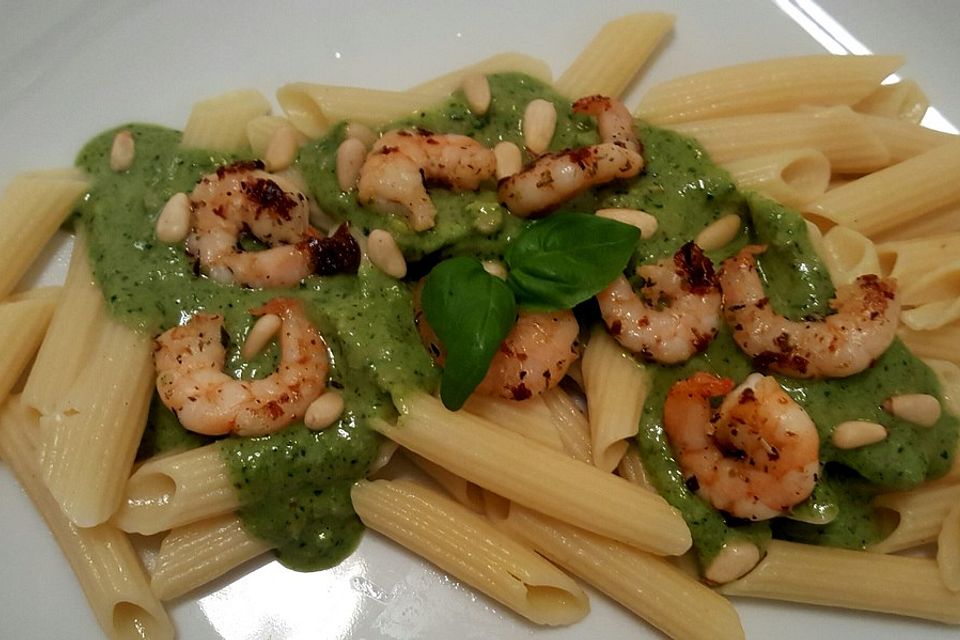 Nudeln mit grünem Pesto und gebratenen Shrimps