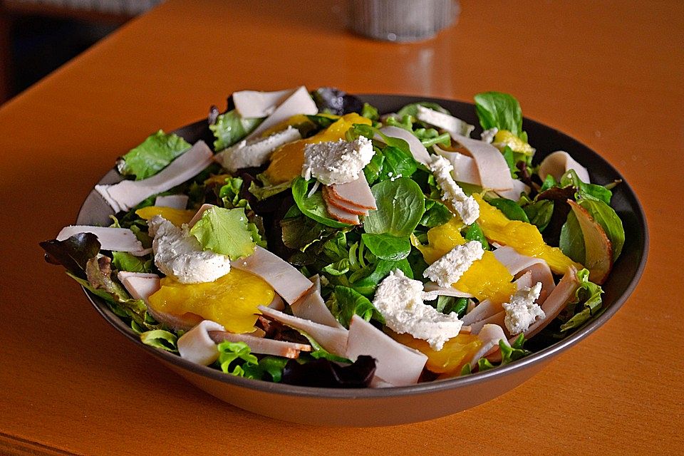 Mangosalat mit Putenbrust und Ziegenkäse