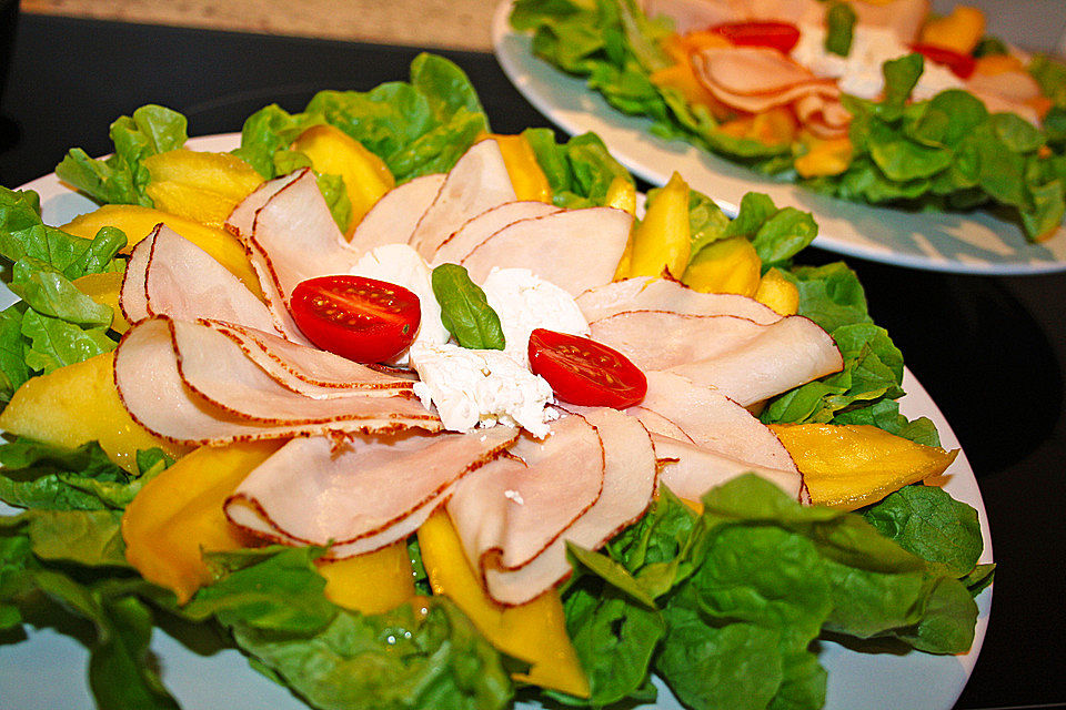 Mangosalat mit Putenbrust und Ziegenkäse