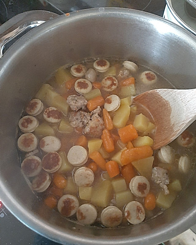 Klare Bratwurstsuppe
