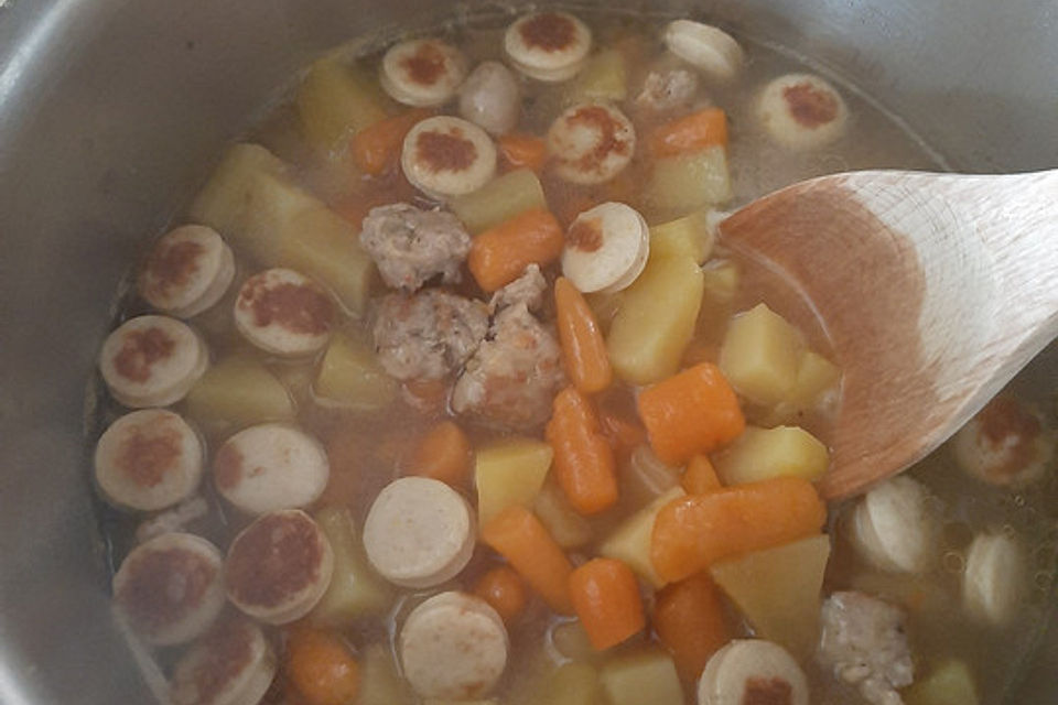 Klare Bratwurstsuppe