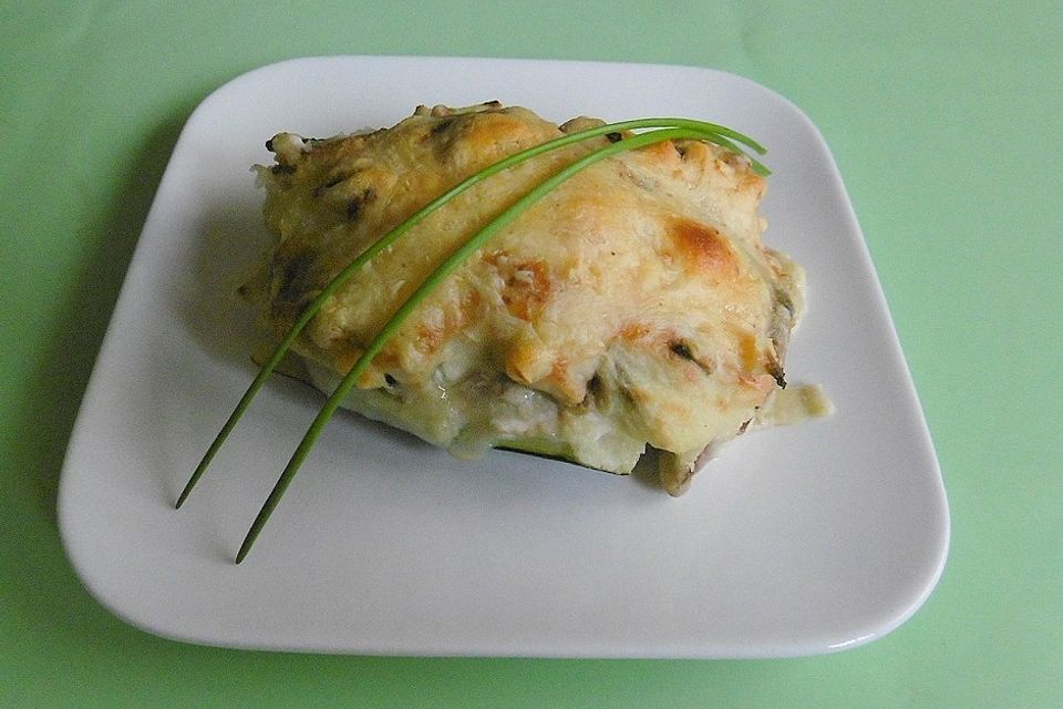 Vegetarisch gefüllte Zucchini mit Kartoffeln und Pilzen