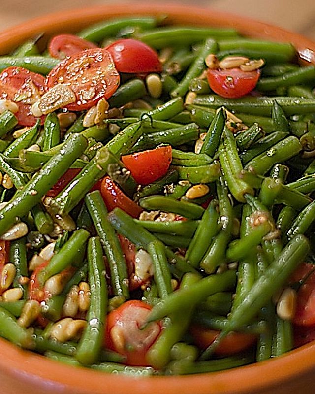 Antipasti mit grünen Bohnen und Pinienkernen