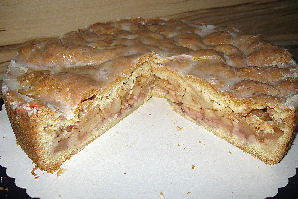 Gedeckter Apfel-Preiselbeerkuchen