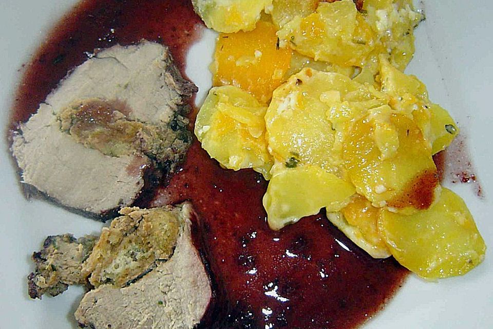 Gefülltes Schweinefilet mit Holundersauce