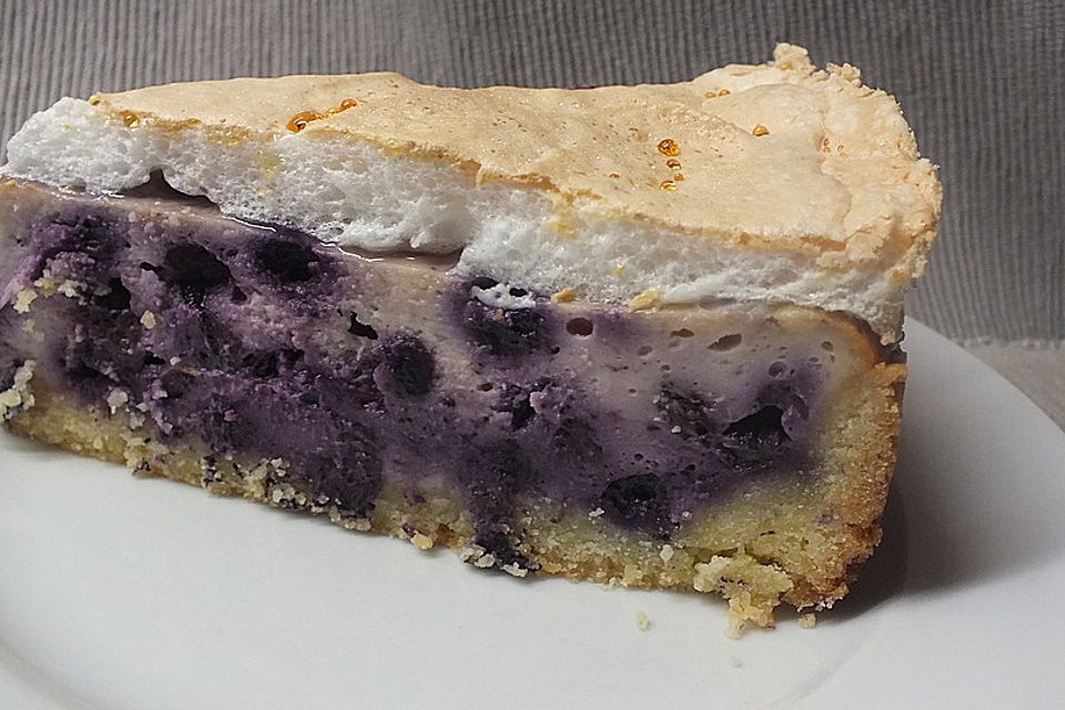 Aromatischer Käsekuchen mit Holunderbeeren und leichter Baiser-Schicht