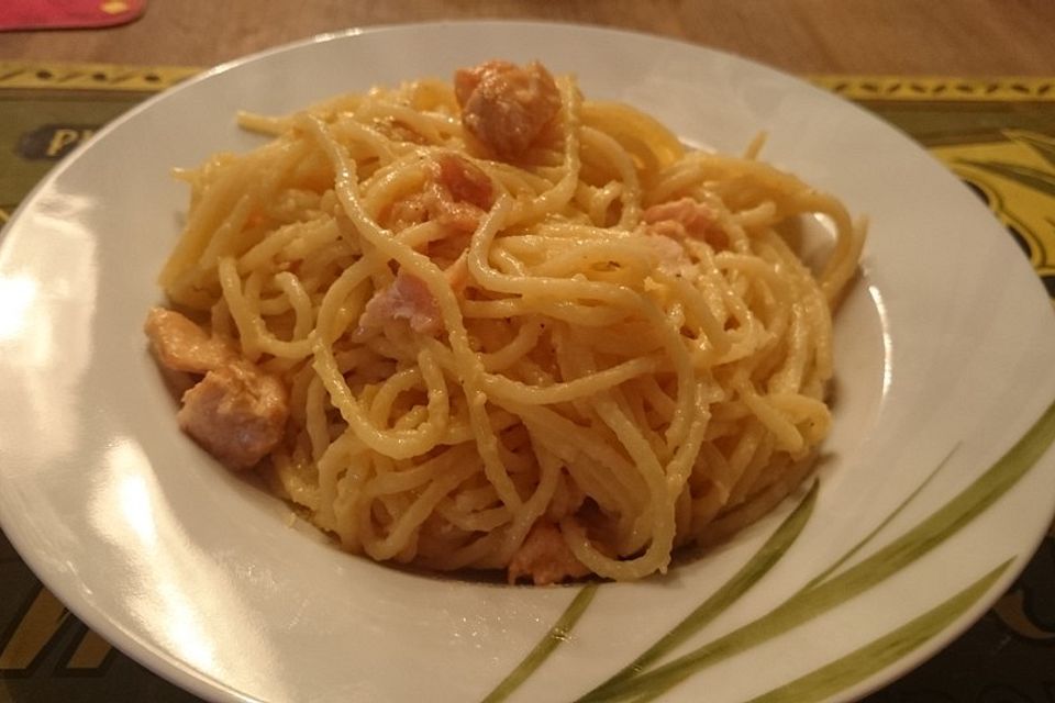 Spaghetti mit Lachs und Zitronensauce