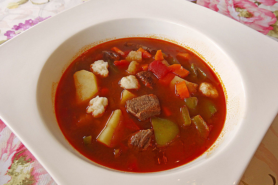 Ungarische Gulaschsuppe mit gezupften Nockerln à la Mama