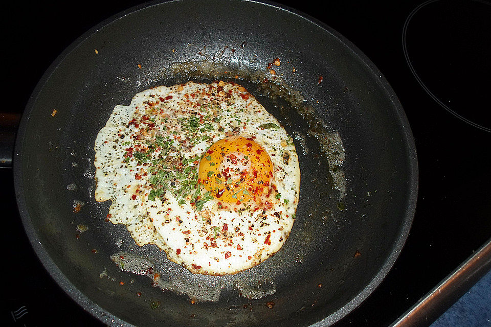 Schnelle Kartoffel-Zwiebel-Eier Pfanne