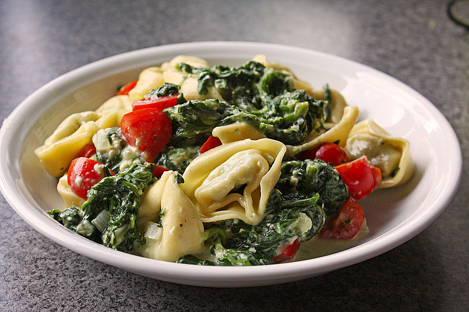 Tortellini mit Blattspinat und körnigem Frischkäse