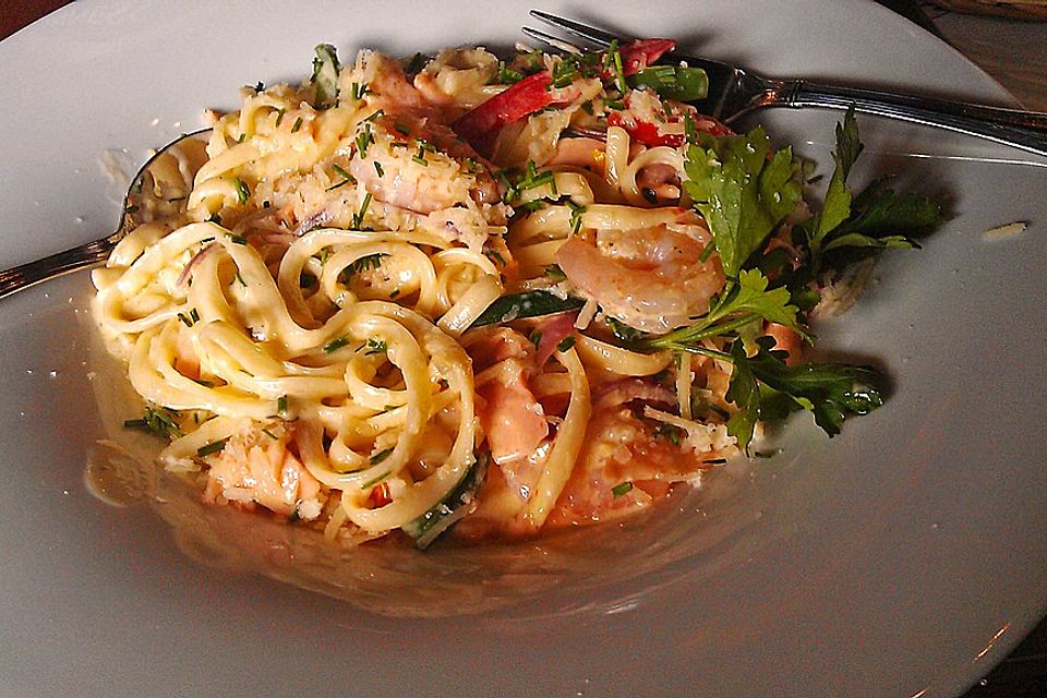 Spaghetti mit Lachs und Garnelen in Brunch-Soße