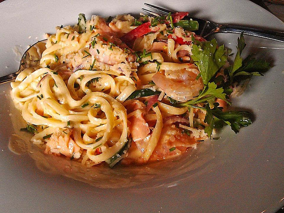Spaghetti mit Lachs und Garnelen in Brunch-Soße von Tourniquet394| Chefkoch