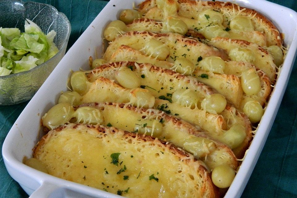 Käse-Brot-Auflauf mit Trauben