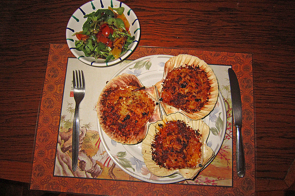 Gratinierte Jakobsmuscheln auf Orangen-Feldsalat