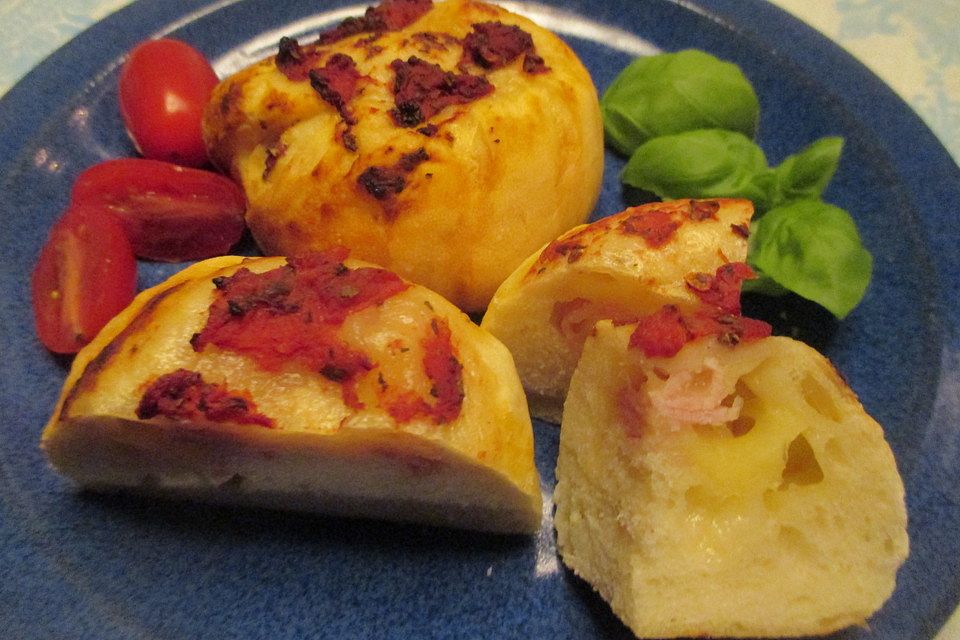 Gefüllte Pizzabrötchen mit Schinken und Käse