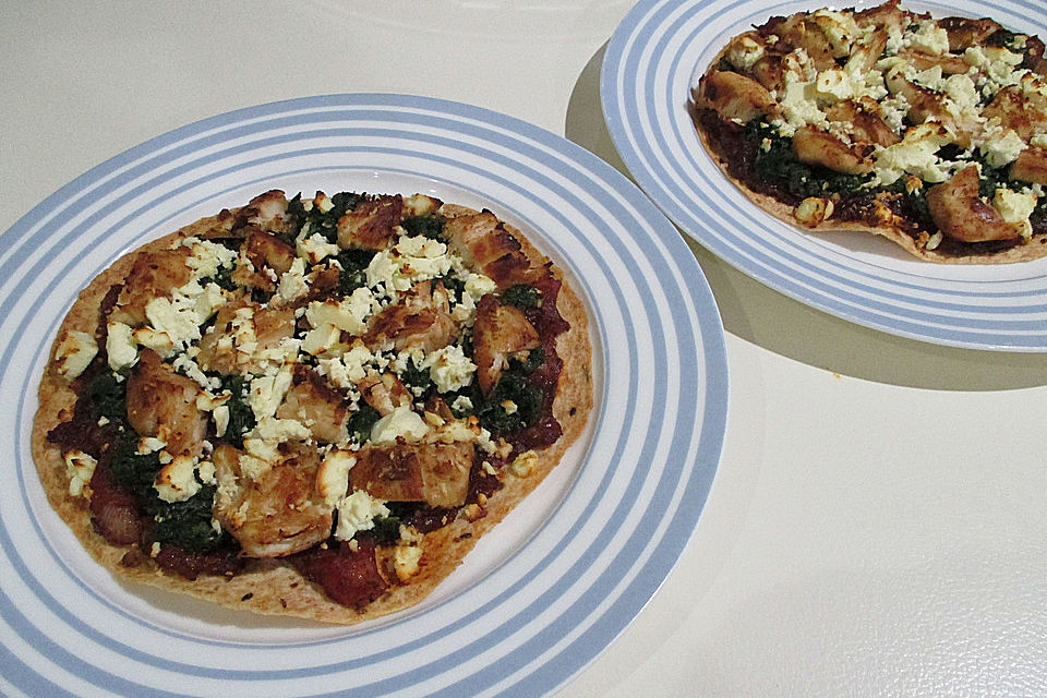 Fladenbrotpizza mit Hühnerbrustfilet und Spinat