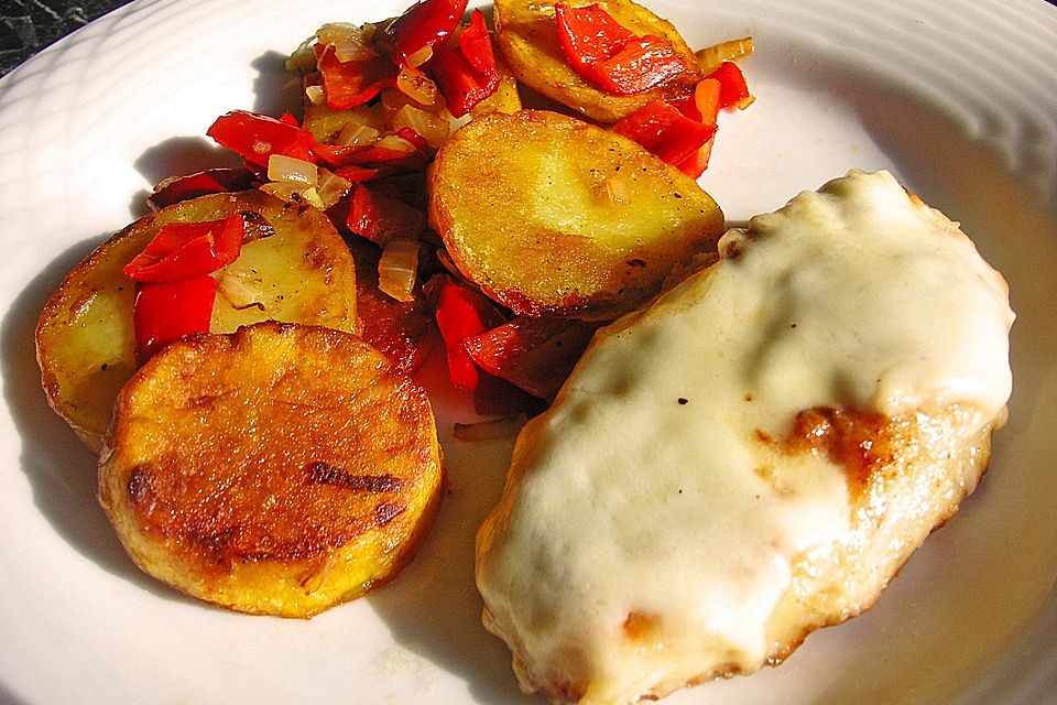 Hähnchenbrustfilets mit Mozzarella, dazu Paprika-Bratkartoffeln