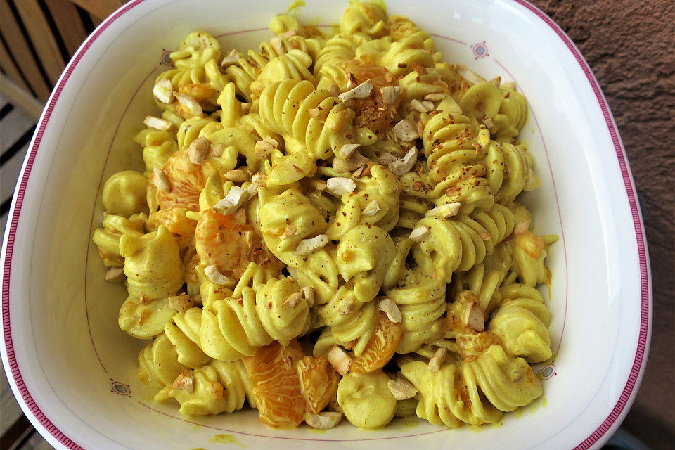 Mandarinen-Curry-Nudelsalat mit Mandelstiften