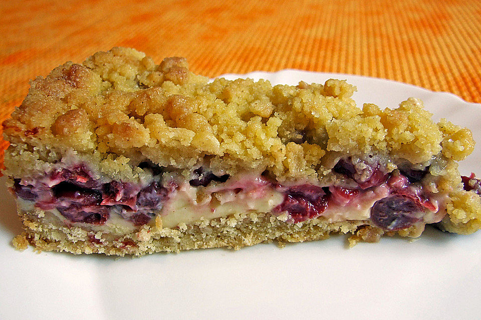 SchmackoFatz Streuselkuchen mit Kirsch-Vanillefüllung