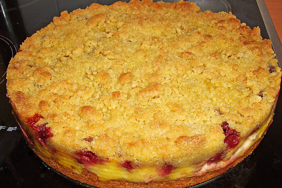 SchmackoFatz Streuselkuchen mit Kirsch-Vanillefüllung