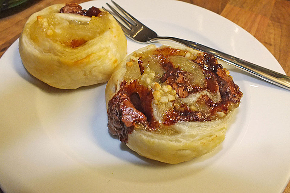 Blätterteigschnecken mit Apfel und Schokolade