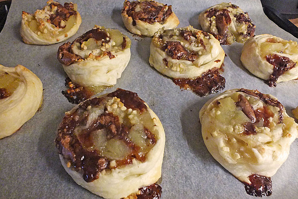 Blätterteigschnecken mit Apfel und Schokolade