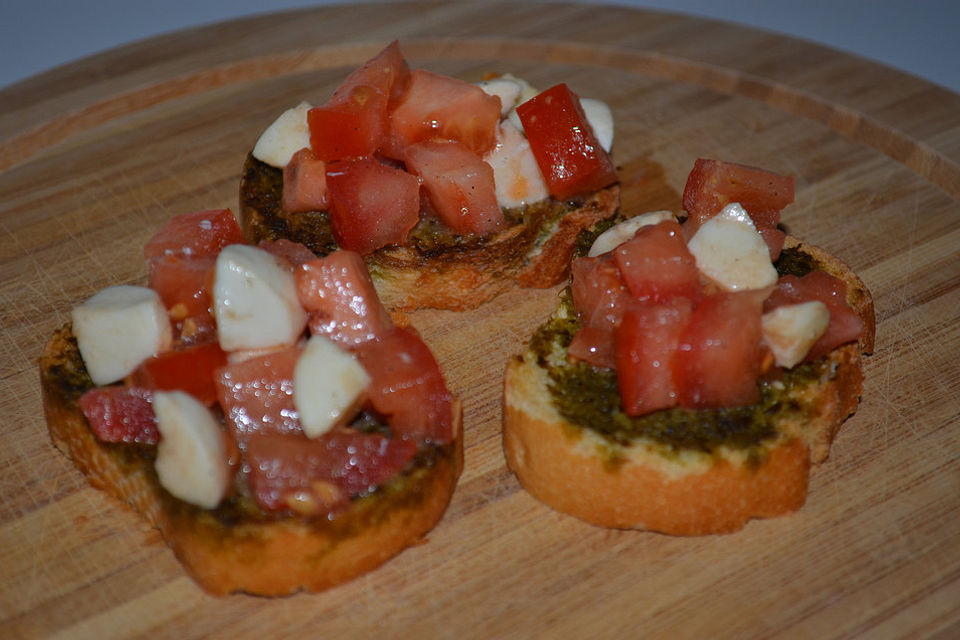 Crostini mit Rucolapesto und Tomaten-Mozzarella-Salat