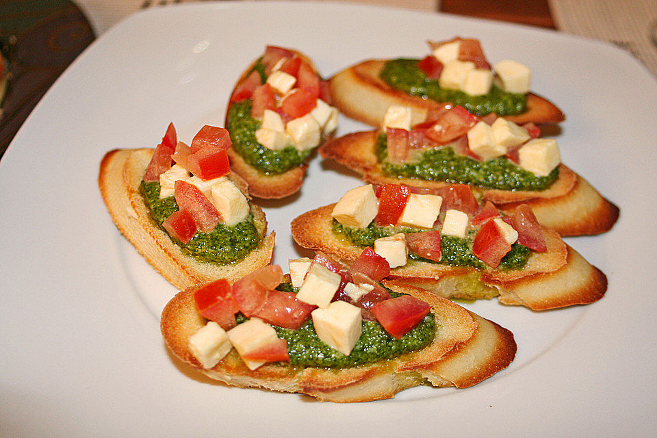 Crostini mit Rucolapesto und Tomaten-Mozzarella-Salat