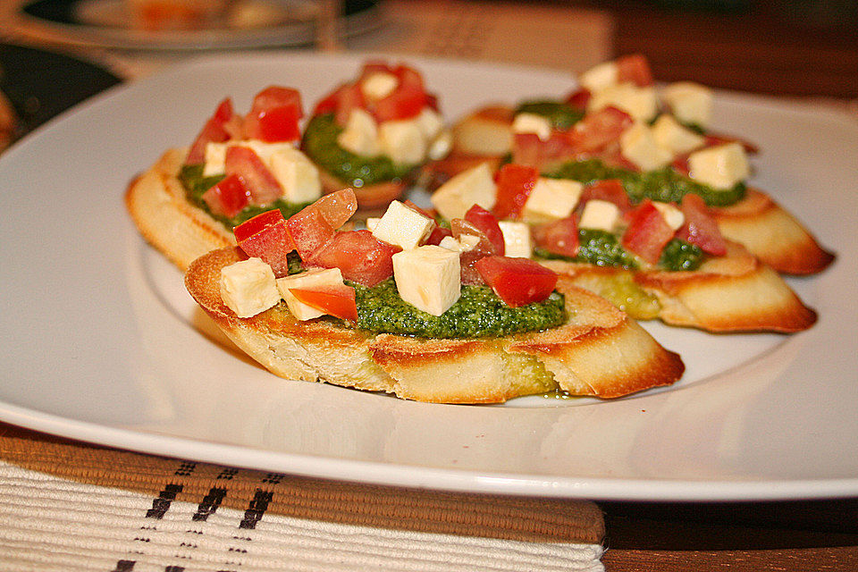 Crostini mit Rucolapesto und Tomaten-Mozzarella-Salat