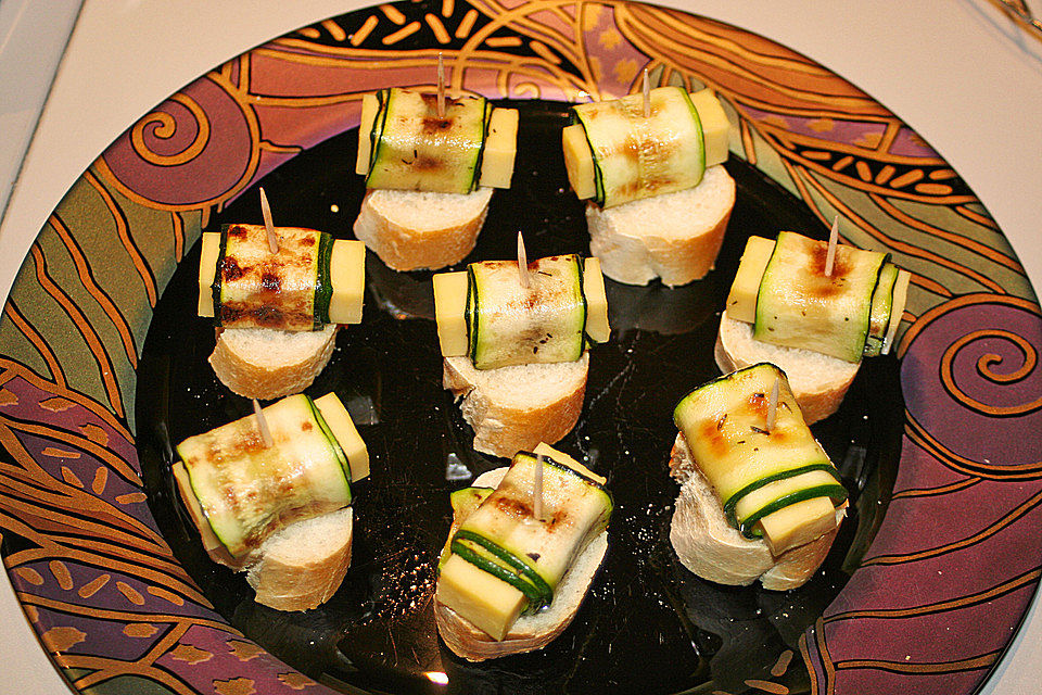 Pincho mit Zucchini-Schafskäse-Röllchen