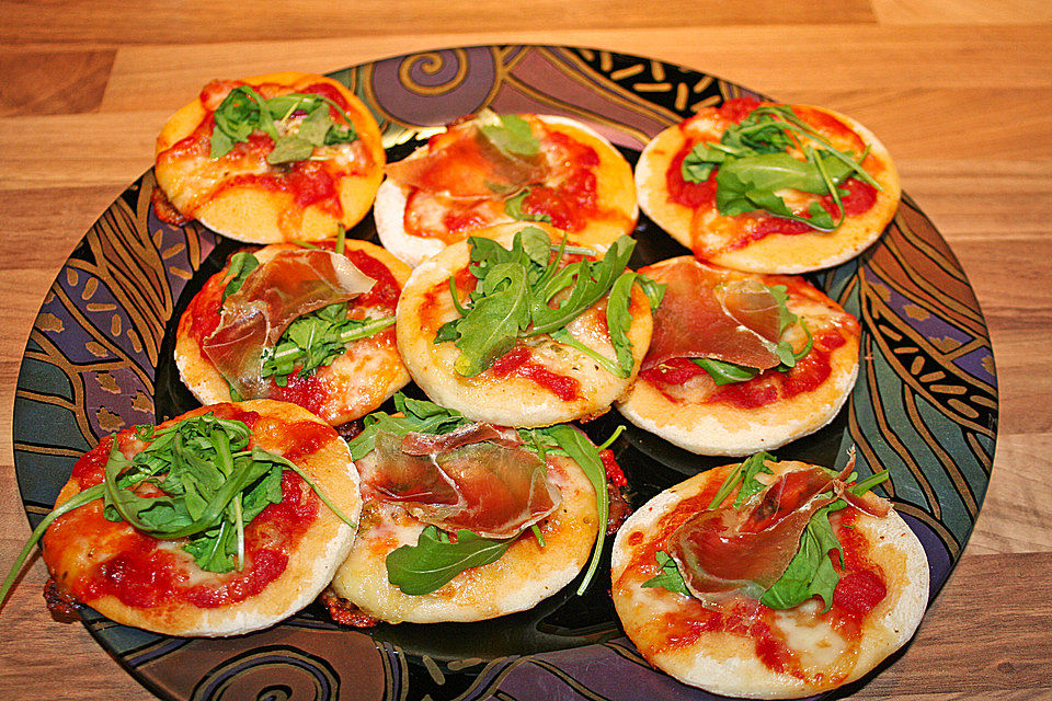 Pizzetti mit Rucola und Parmesan