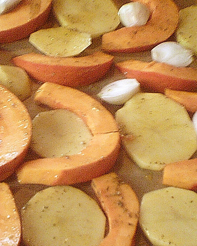 Kürbisspalten mit Kartoffeln und Karotten