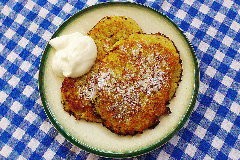 Kartoffel-Latkes mit Zucker und saurer Sahne