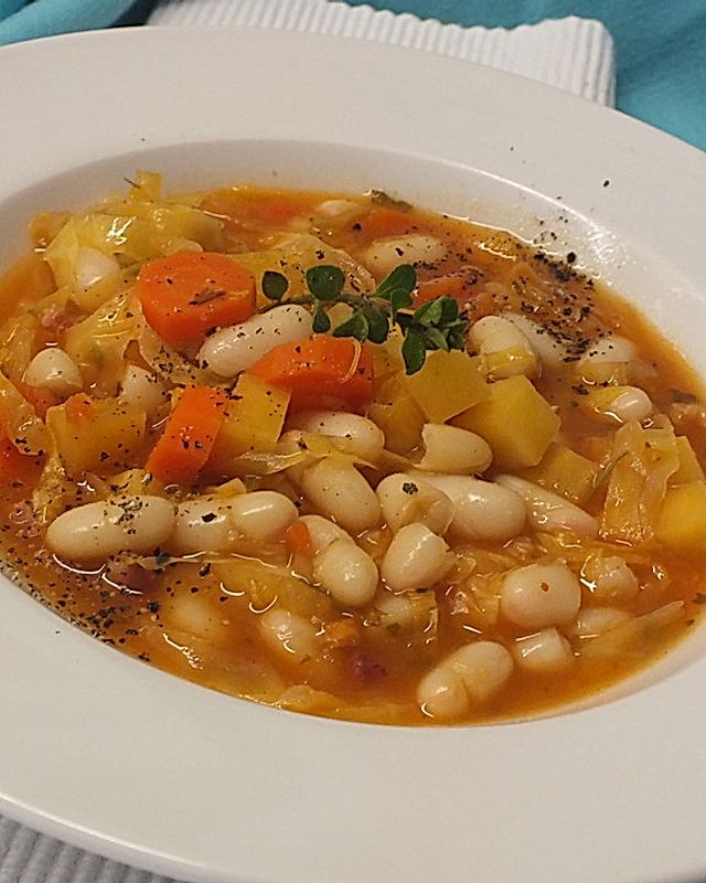 Toskanische Bohnensuppe mit Kohl