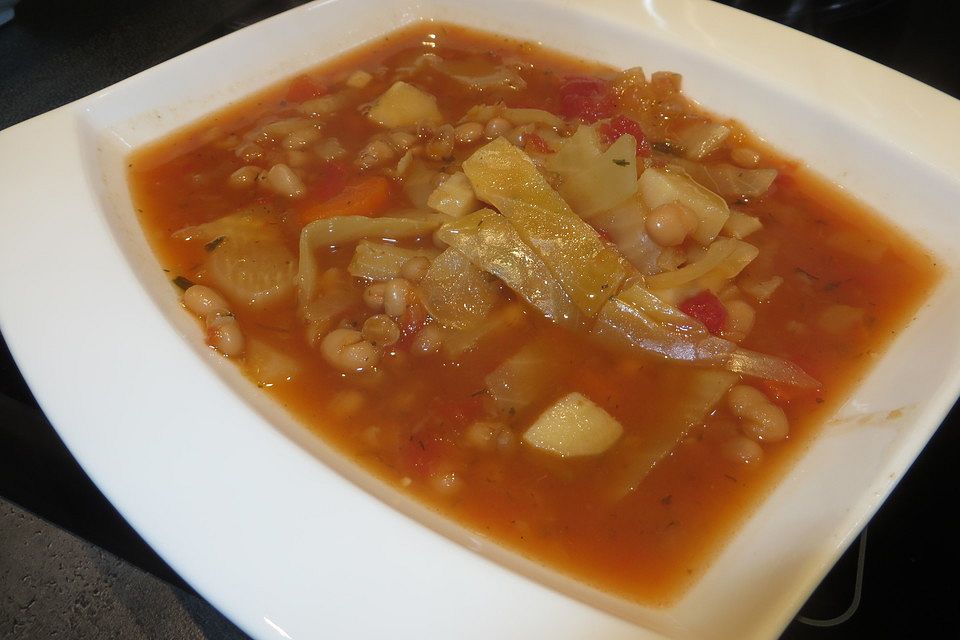 Toskanische Bohnensuppe mit Kohl