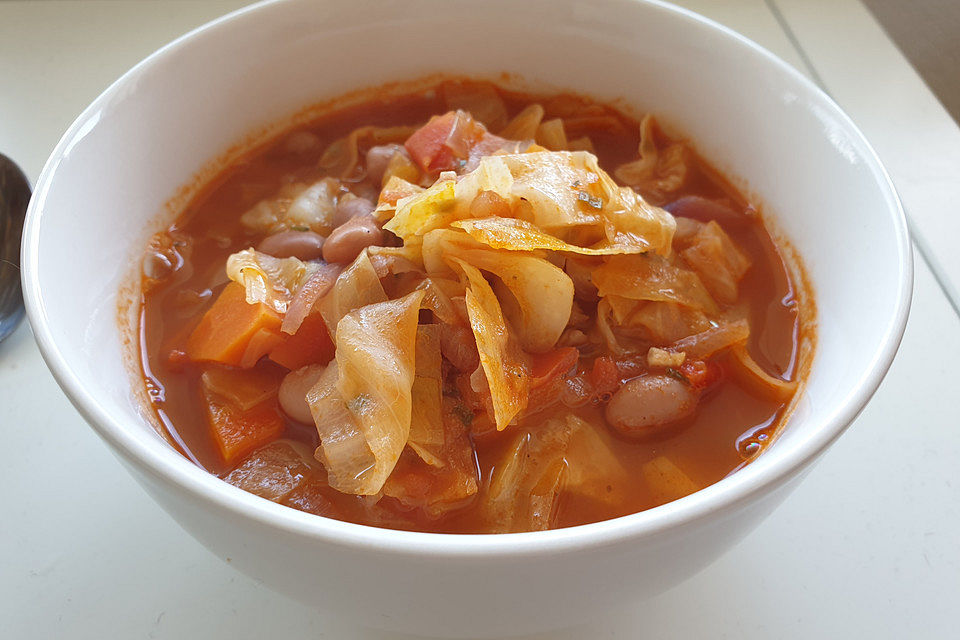 Toskanische Bohnensuppe mit Kohl