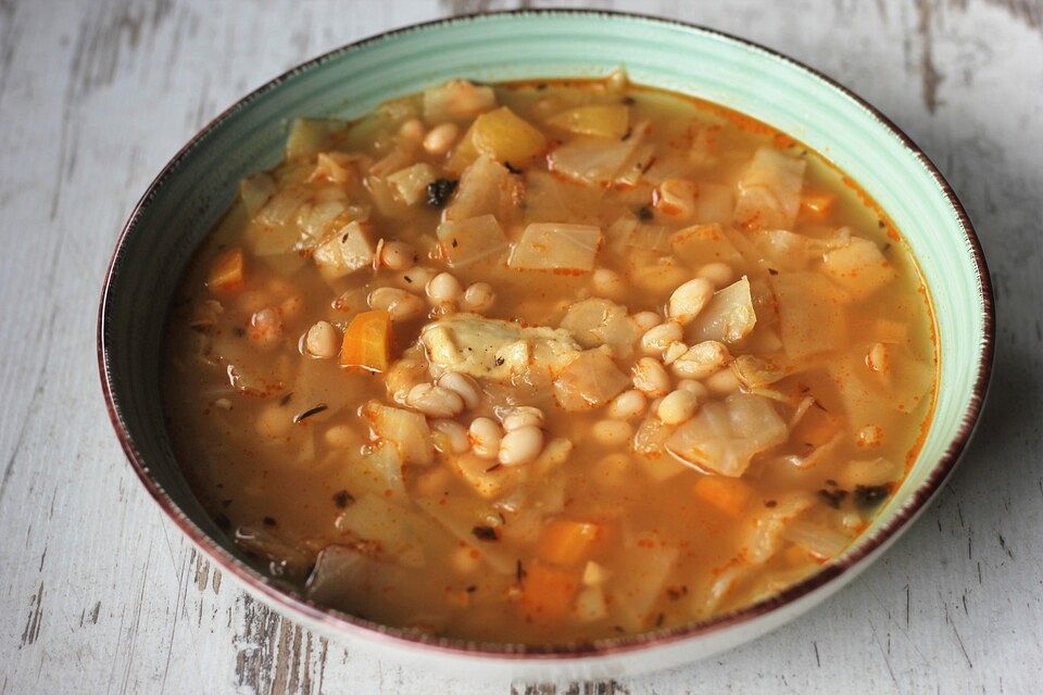 Toskanische Bohnensuppe mit Kohl