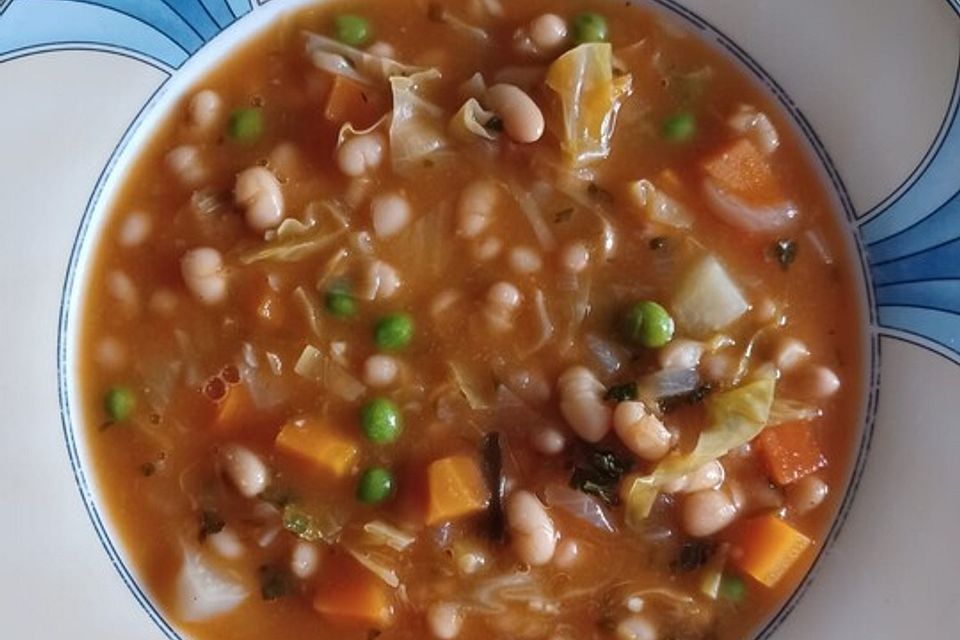 Toskanische Bohnensuppe mit Kohl