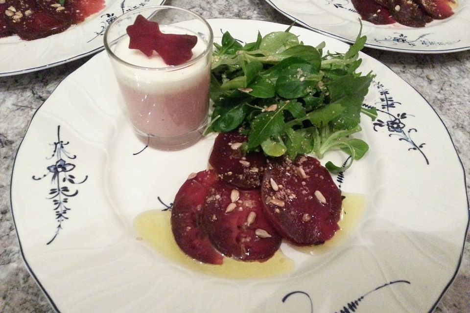 Rote Bete-Panna Cotta mit Meerrettichcreme-Topping