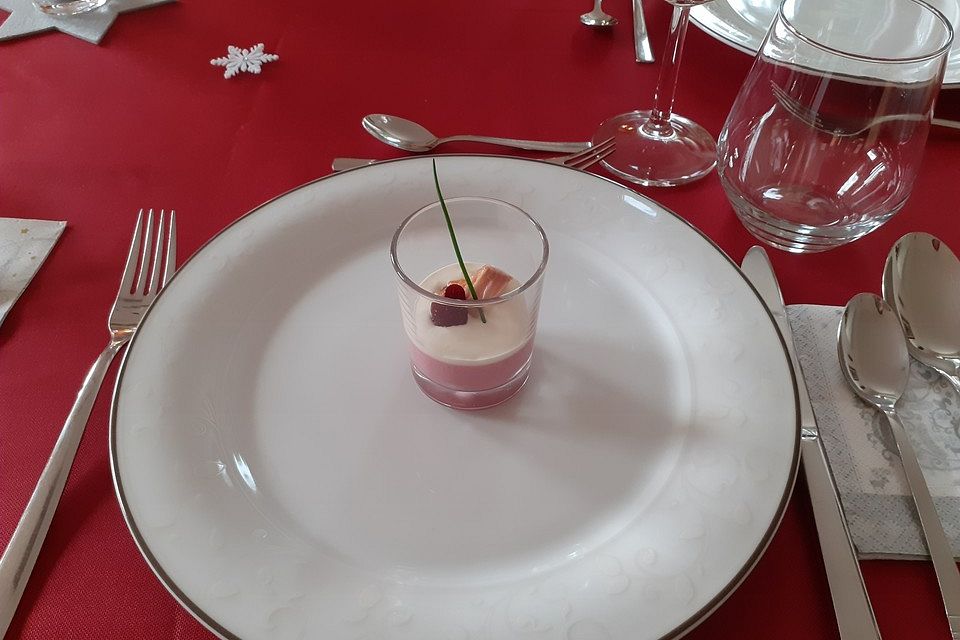 Rote Bete-Panna Cotta mit Meerrettichcreme-Topping