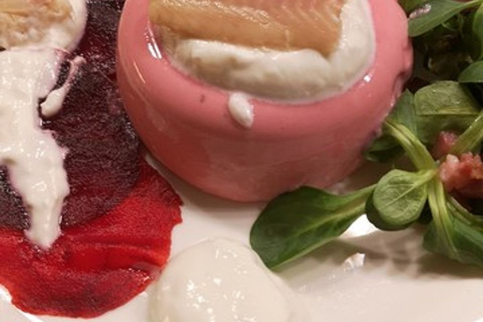 Rote Bete-Panna Cotta mit Meerrettichcreme-Topping