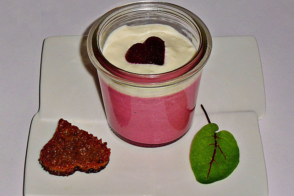 Rote Bete-Panna Cotta mit Meerrettichcreme-Topping