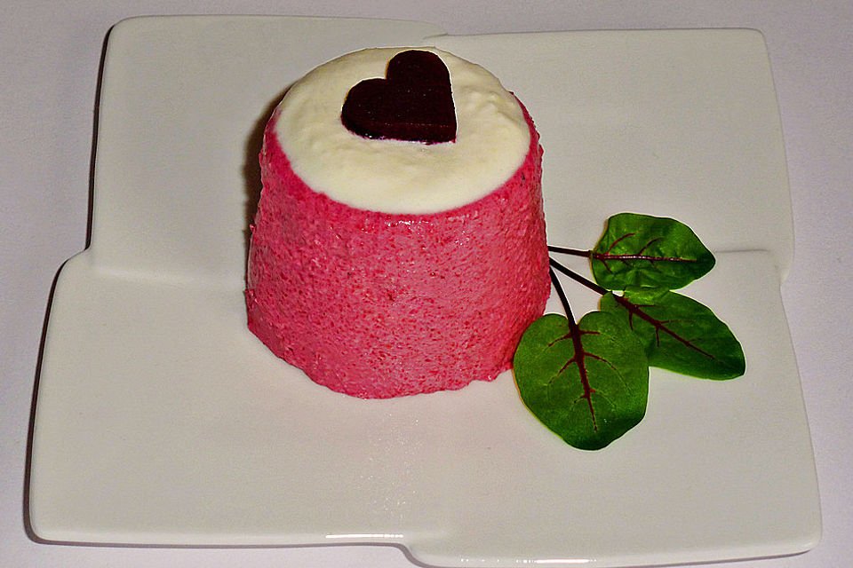 Rote Bete-Panna Cotta mit Meerrettichcreme-Topping