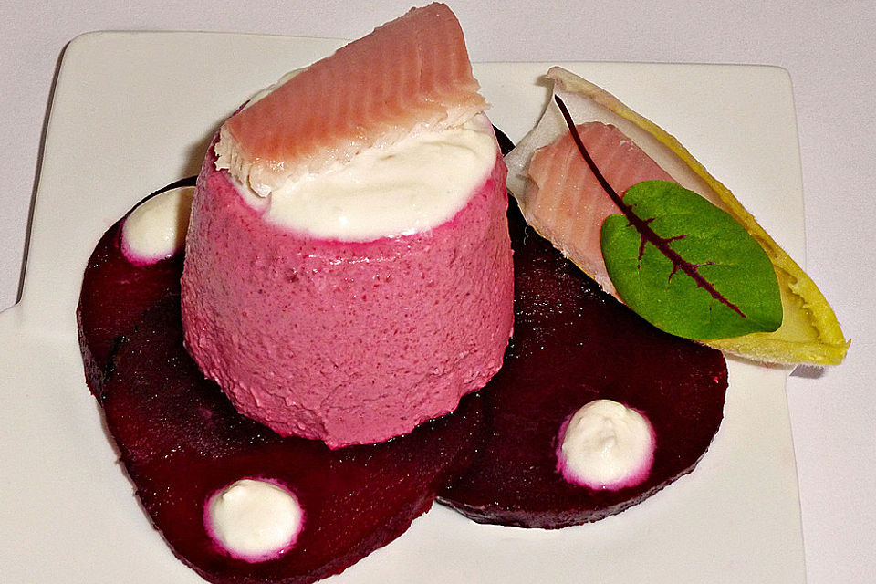 Rote Bete-Panna Cotta mit Meerrettichcreme-Topping