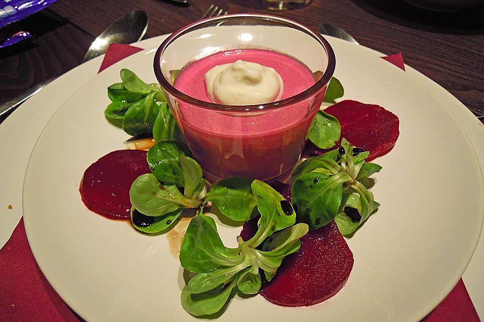 Rote Bete-Panna Cotta mit Meerrettichcreme-Topping