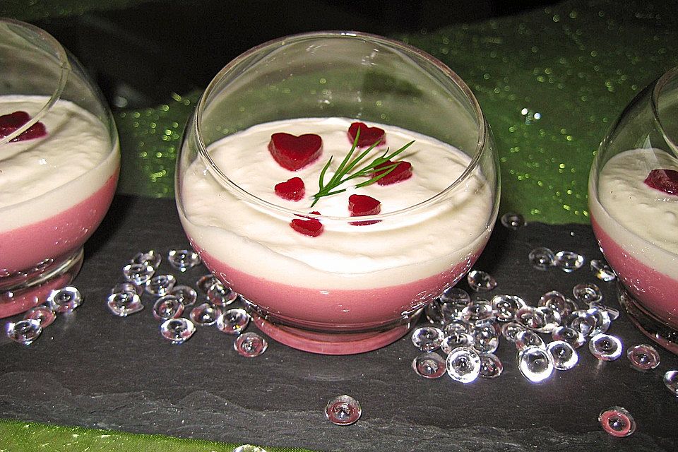 Rote Bete-Panna Cotta mit Meerrettichcreme-Topping