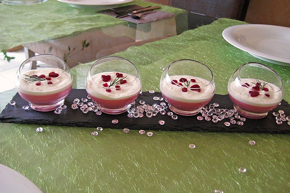 Rote Bete-Panna Cotta mit Meerrettichcreme-Topping