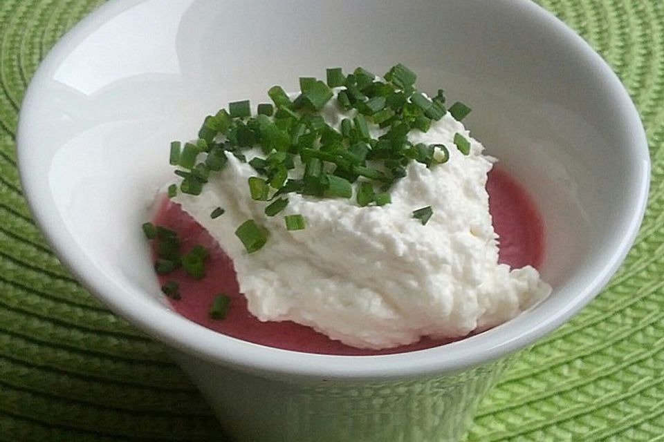 Rote Bete-Panna Cotta mit Meerrettichcreme-Topping